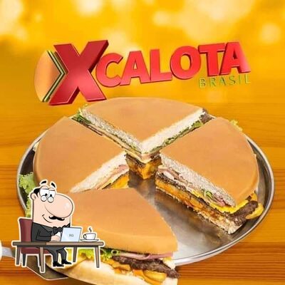 Sente em uma das mesas no X Calota Cruz Alta