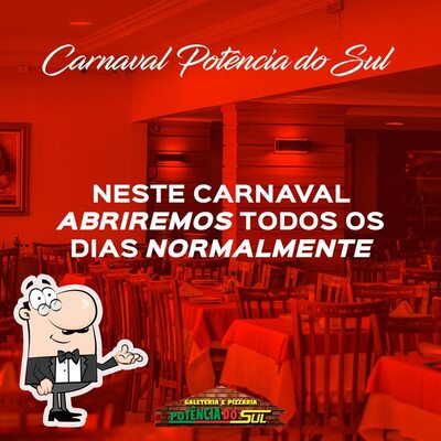 Sente em uma das mesas no Potência do Sul