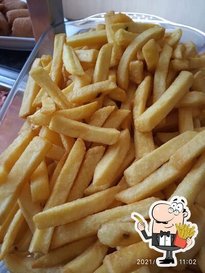 Peça batatas fritas francesas com diversos molhos