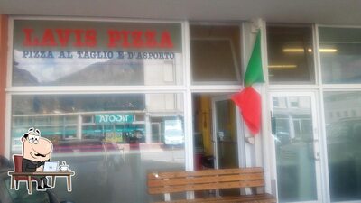 Siediti a un tavolo di Lavis Pizza