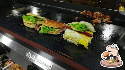 Peça um dos hambúrgueres disponíveis no Tasty Foods
