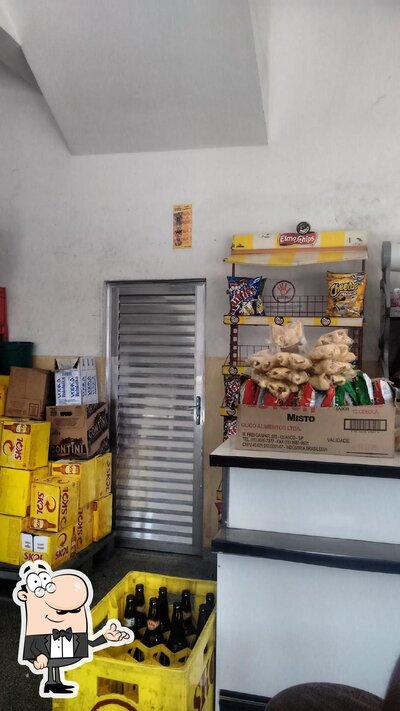 Sente em uma das mesas no Bar e Bilhar do Ceará