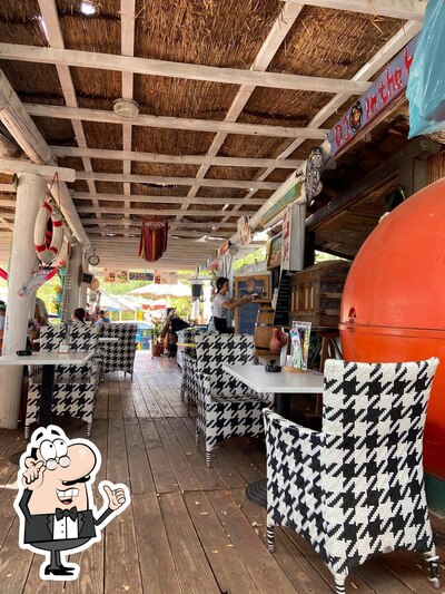 Siediti a un tavolo di Beach Bar & Grill Max