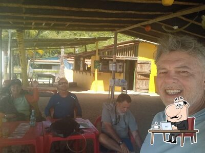 Sente em uma das mesas no Toca do tatu, bar e restaurante