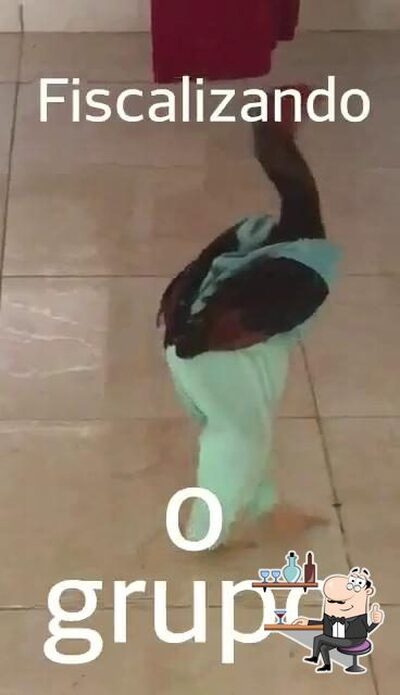 Sente em uma das mesas no Neguin Lanches