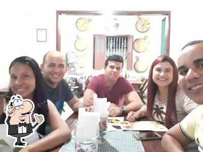 Sente em uma das mesas no Keropizza