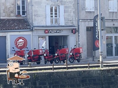 Vous pouvez prendre un bol d'air frais dans l'espace ouvert de Pizza Hut