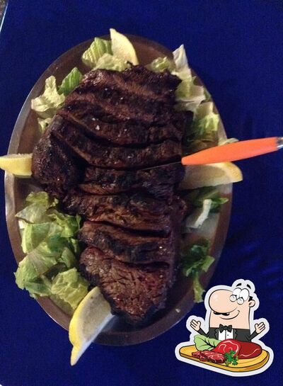 Piatti di carne vengono serviti al ristorante con griglia FoodBall StellaAzzurra