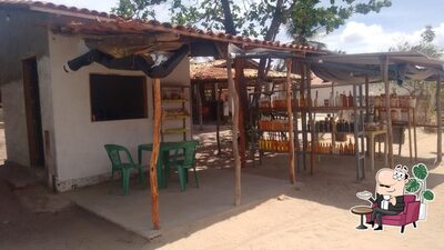 Sente em uma das mesas no Quatro Bocas
