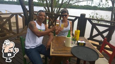 Sente em uma das mesas no Manus Sushi