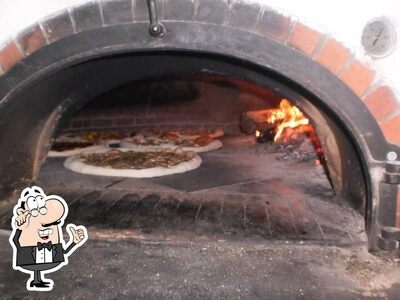 Dai un'occhiata agli interni di Pizza Buldog
