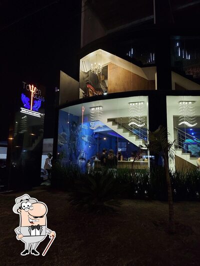 Veja imagens do exterior do Tower Glass