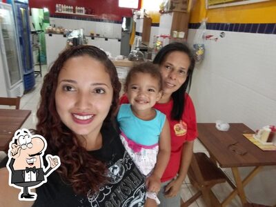 Sente em uma das mesas no Gazetas Lanches