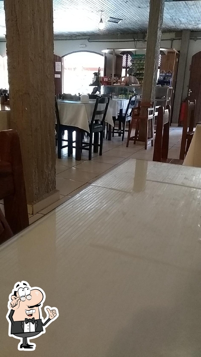 Sente em uma das mesas no Restaurante Passos