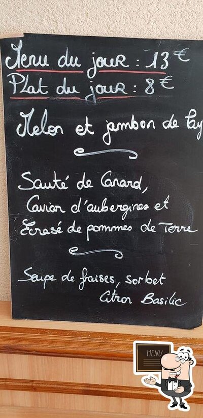 Essayez les plats du jour affichés sur le tableau