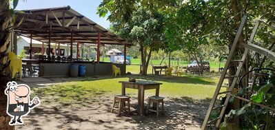 Sente em uma das mesas no Pousada e Balneário da Erlanda - Nobres MT