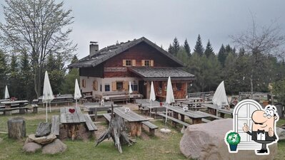 Curiosa tra l'area esterna di Gschnoferstall Alm - Malga Gschnoferstall