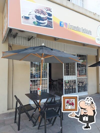 Sente em uma das mesas no Armazém Cafeteria