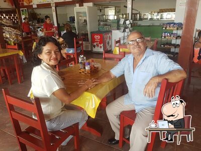 Sente em uma das mesas no Restaurante Colher de Pau