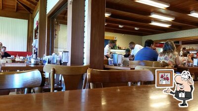 Sente em uma das mesas no Café Tainhas