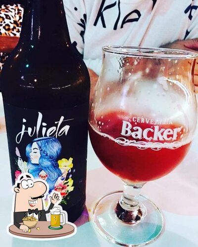 Desfute uma tulipa de cerveja leve ou escura