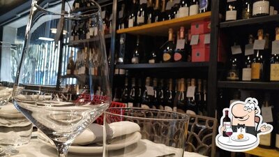 È gradevole prendersi un bicchiere di vino al pub & bar Lanciani Caffè