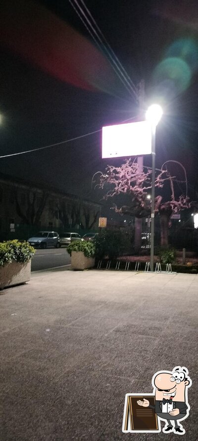 Guarda gli esterni di Glamour Cafè