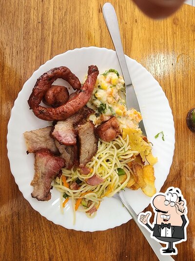 Sente em uma das mesas no Casarão Restaurante