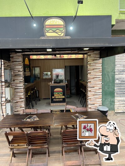 Sente em uma das mesas no My Burger - (Rio das Ostras)