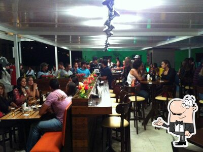 Sente em uma das mesas no Santíssimo Bar