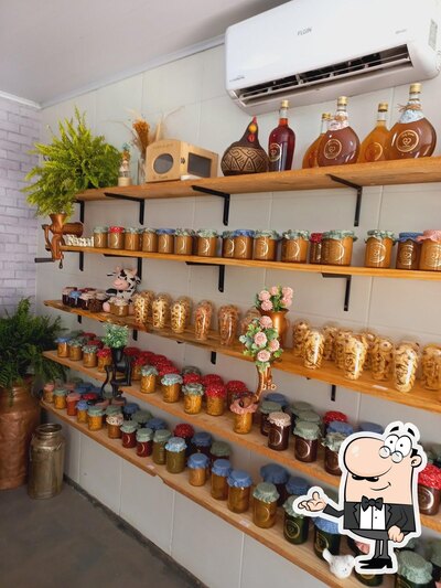 Sente em uma das mesas no Lady Doces Caseiros