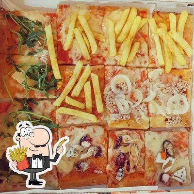 Assaggia un piatto di patatine alla pizzeria El Matador