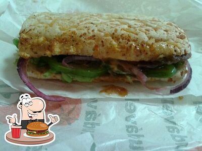 Peça um dos hambúrgueres servidos no Subway