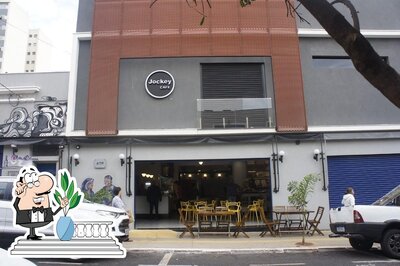 Desfrute da vista da área externa do Jockey Café e Bar