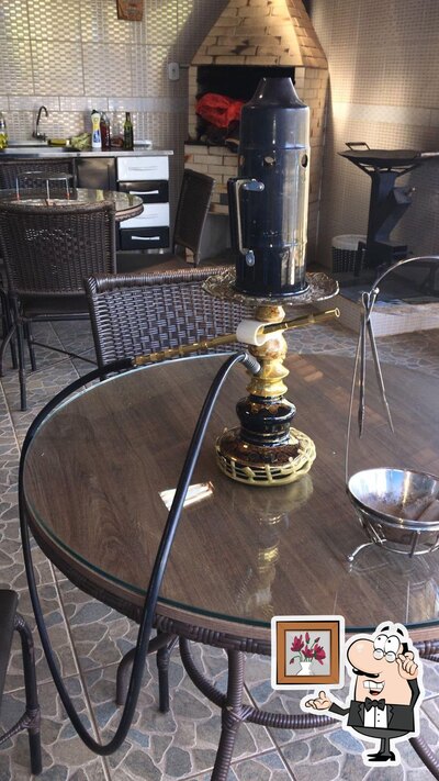 Sente em uma das mesas no TheBest Hookah Rural