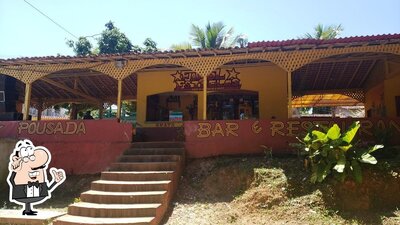 Sente em uma das mesas no Pousada Bar e Restaurante Farol