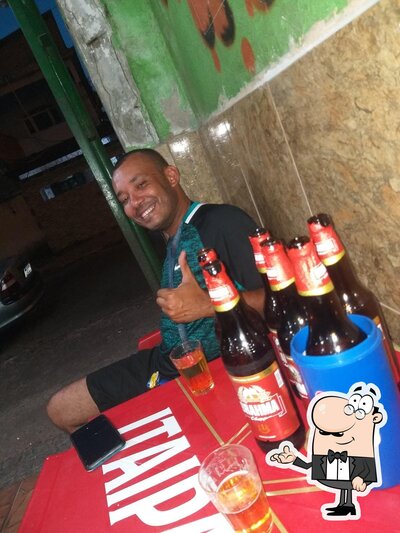 Sente em uma das mesas no Bar Dos Coroas