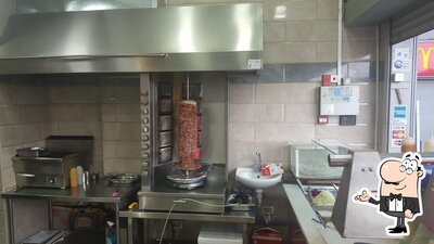 Installez-vous à l'une des tables de יונס אקספרס