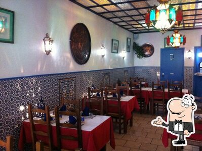 Installez-vous à l'une des tables de Le Carthage