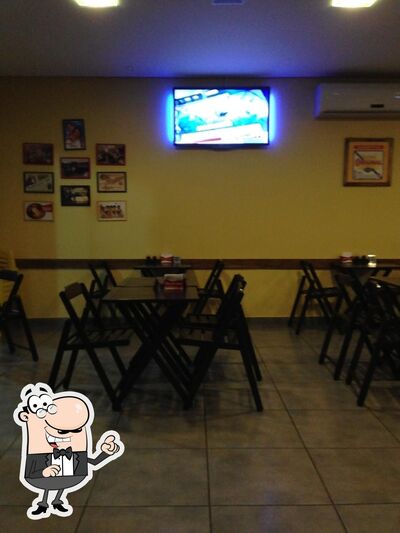 Sente em uma das mesas no Bar do Luizinho