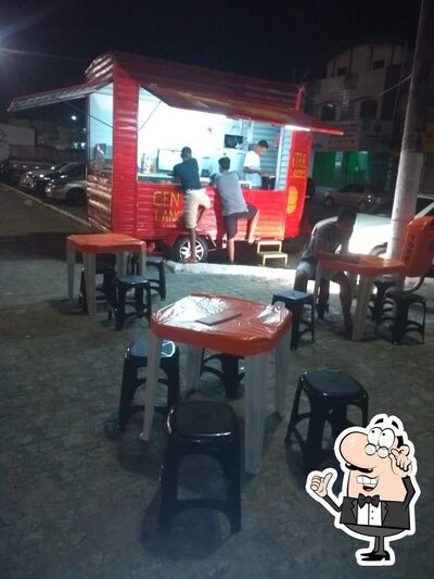 Sente em uma das mesas no Central Lanches