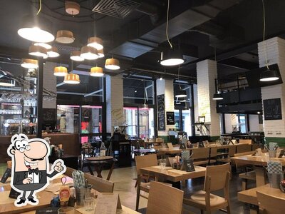 Installez-vous à l'une des tables de Léon de B