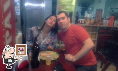 Sente em uma das mesas no X Gourmet