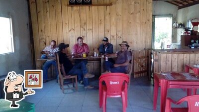 Sente em uma das mesas no Restaurante Da Rozeli