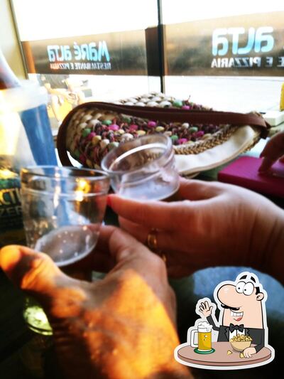 Desfute um copo de cerveja leve ou escura