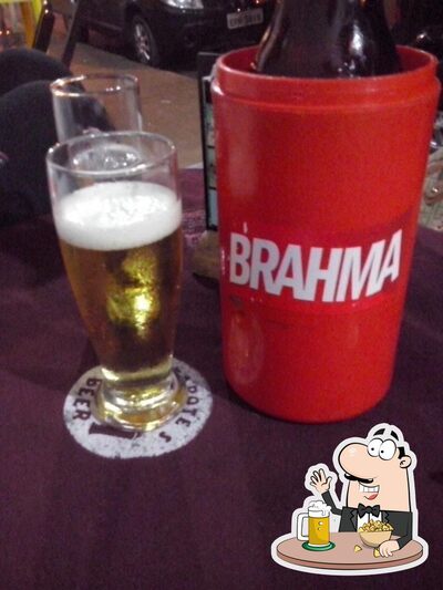 Desfute um copo de cerveja leve ou escura