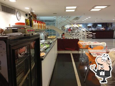 Sente em uma das mesas no Pit Stop