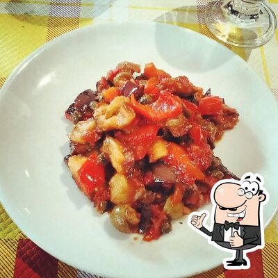 Goditi qualcosa da bere al ristorante la confraternita dell'uva