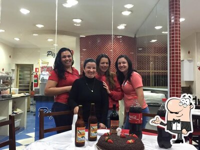 Sente em uma das mesas no Pizza Dez Perdões