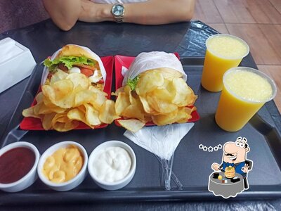 Platos en Super Burguer
